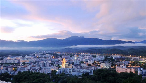 涠洲岛南湾鳄鱼山景区秋天适合去吗(涠洲岛鳄鱼山可以开电车进去吗)